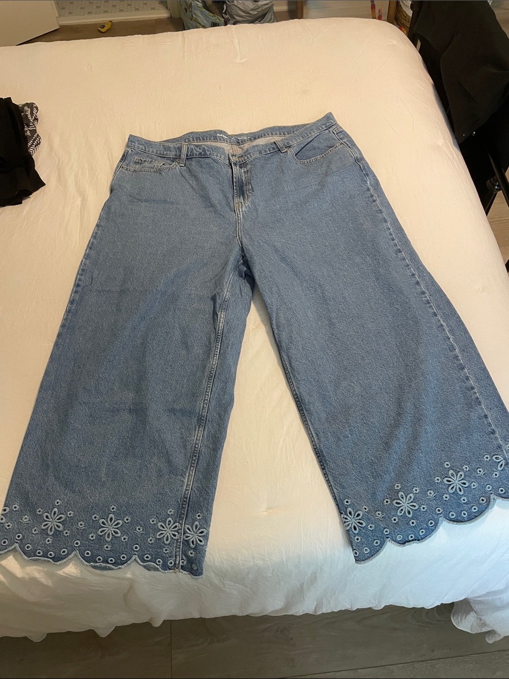 Old Navy Light Blue Floral Scallop-Hem Wide Leg Jeans - Women